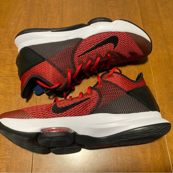 Nike BV7427-002
LeBron Witness IV - Picture 7 of 8
